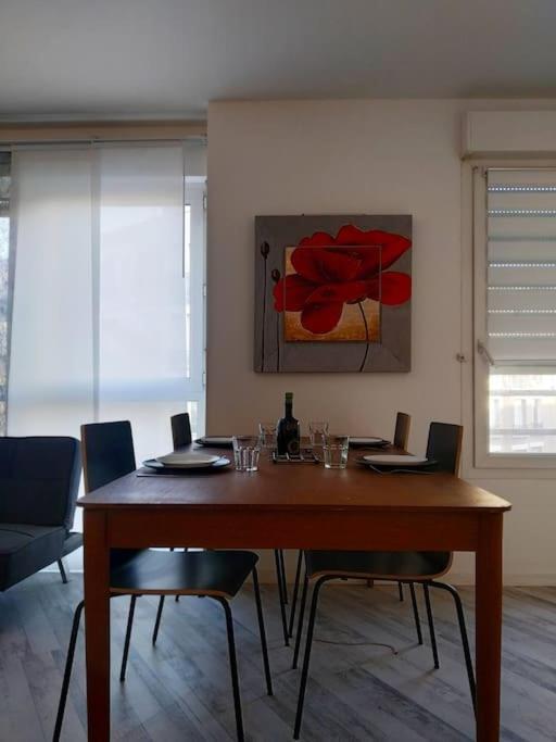 Superb Modern Apartment กลีชี ภายนอก รูปภาพ