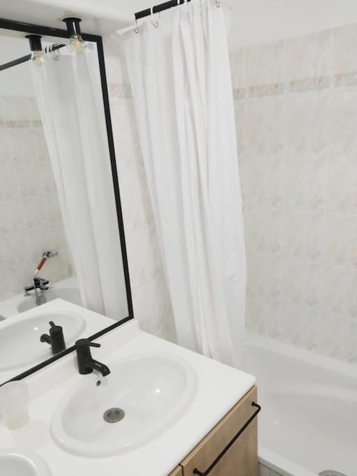 Superb Modern Apartment กลีชี ภายนอก รูปภาพ