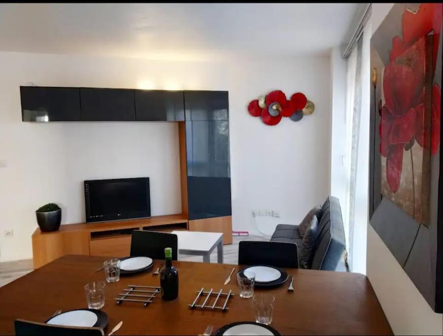 Superb Modern Apartment กลีชี ภายนอก รูปภาพ